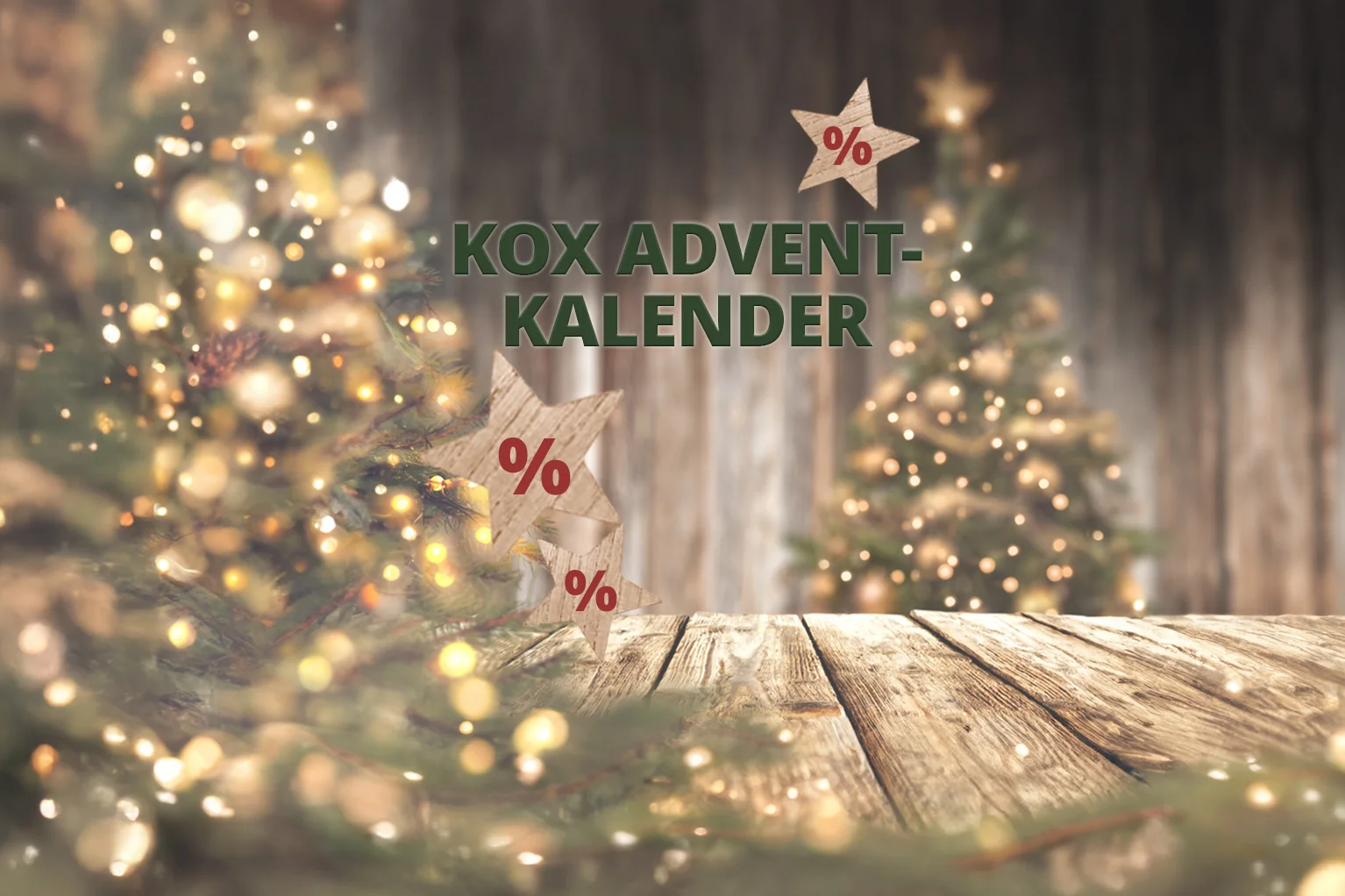 Weihnachtlich dekorierte Szene mit unscharfen, leuchtenden Tannenbumen, Holzhintergrund und Holzsternen mit Prozentzeichen, in der Mitte der Text KOX Adventskalender.